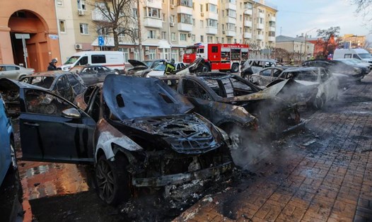 Xe cộ bị thiêu rụi sau vụ tấn công của Ukraina vào Belgorod, Nga, ngày 30.12.2023. Ảnh: Sputnik