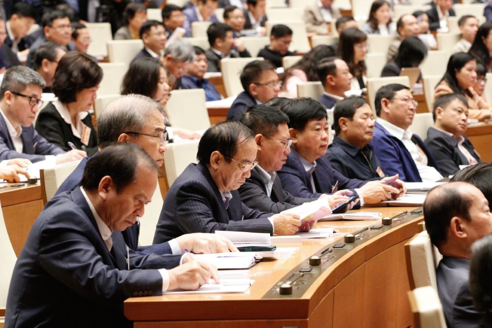 Các đại biểu nghiên cứu tài liệu về Nghị quyết Trung ương 8 khóa XIII. 