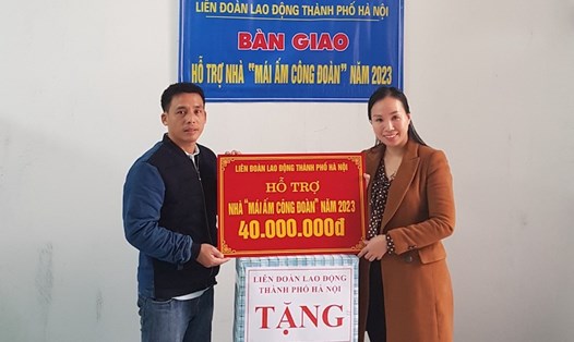 Đại diện Liên đoàn Lao động Thành phố Hà Nội trao hỗ trợ kinh phí Mái ấm Công đoàn cho anh Lê Hữu Đoàn. Ảnh: CĐCS