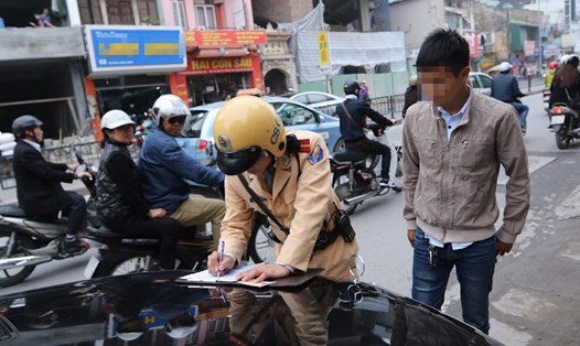 Cảnh sát giao thông Hà Nội xử lý vi phạm giao thông đường bộ. Ảnh: Hải Nguyễn
