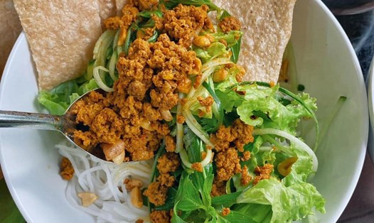 Tô bún rạm với đủ topping hấp dẫn thực khách. Ảnh: Hà Lê