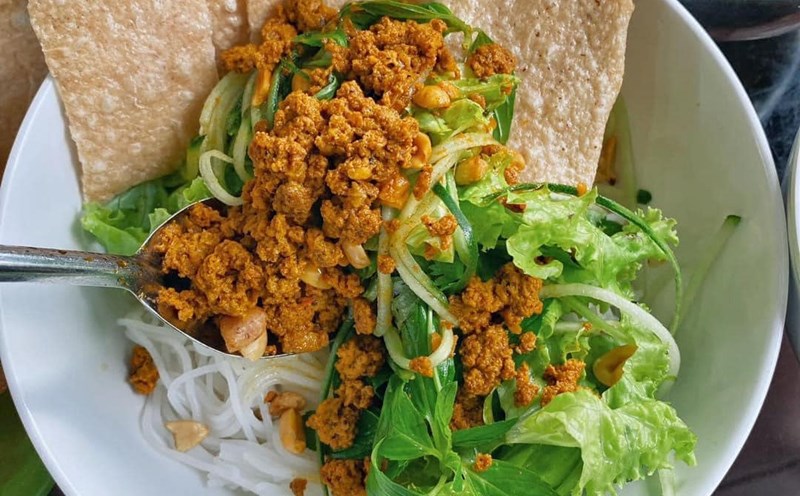 Tô bún rạm với đủ topping hấp dẫn thực khách. Ảnh: Hà Lê