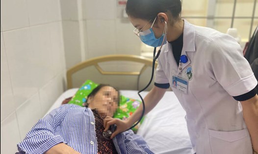 Bà H là một trong 3 bệnh nhân bị ngạt khí sau khi sưởi bếp than, đang được cấp cứu tại Bệnh viện Đa khoa tỉnh Hà Tĩnh. Ảnh: Trần Tuấn