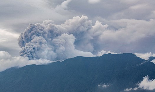 Núi lửa Marapi tại Indonesia đã phun trào, tạo ra một cột tro bụi cao tới 3 km. Ảnh: AFP
