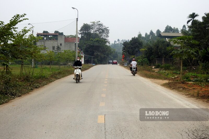 Nhận được thông tin phản ánh của người dân khu 9, khu 10 xã Phú Lộc về việc tuyến đường tỉnh 323D đoạn qua địa bàn xuống cấp nhanh chóng sau chỉ khoảng 1 năm thảm nhựa, những ngày đàu tháng 12, phóng viên Báo Lao Động đã trực tiếp đến đây để tìm hiểu. Ảnh: Tô Công.