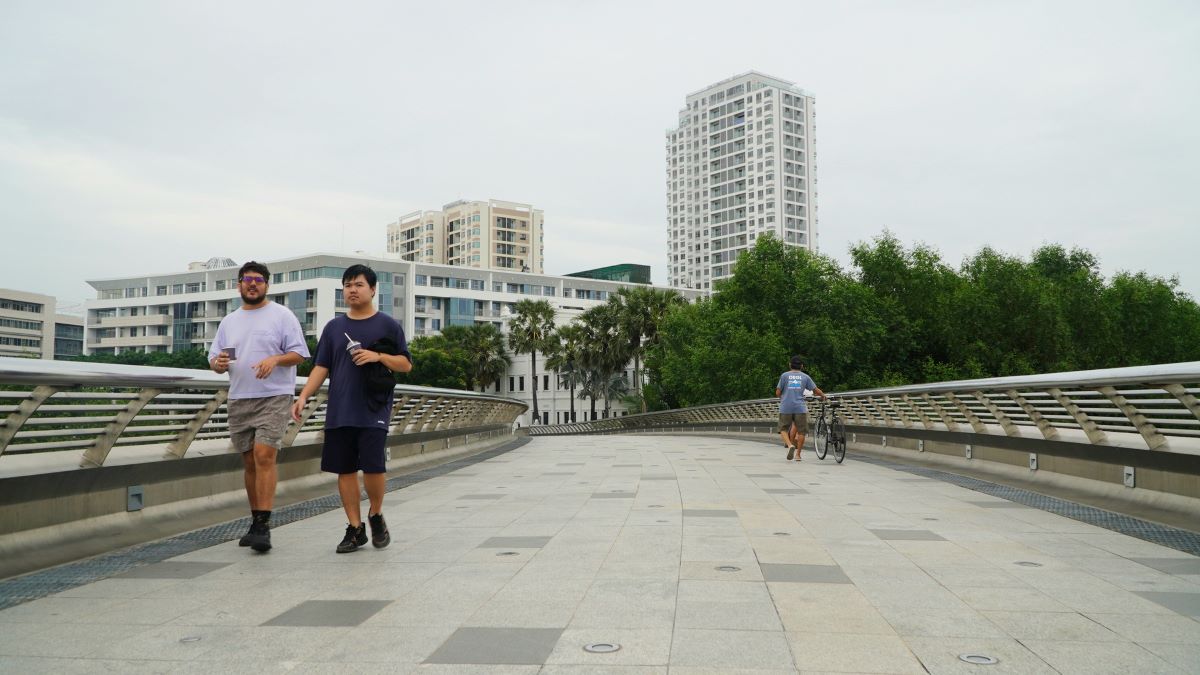 Hình ảnh người dân đi dạo tại khu vực cầu Bán Nguyệt Phú Mỹ Hưng.