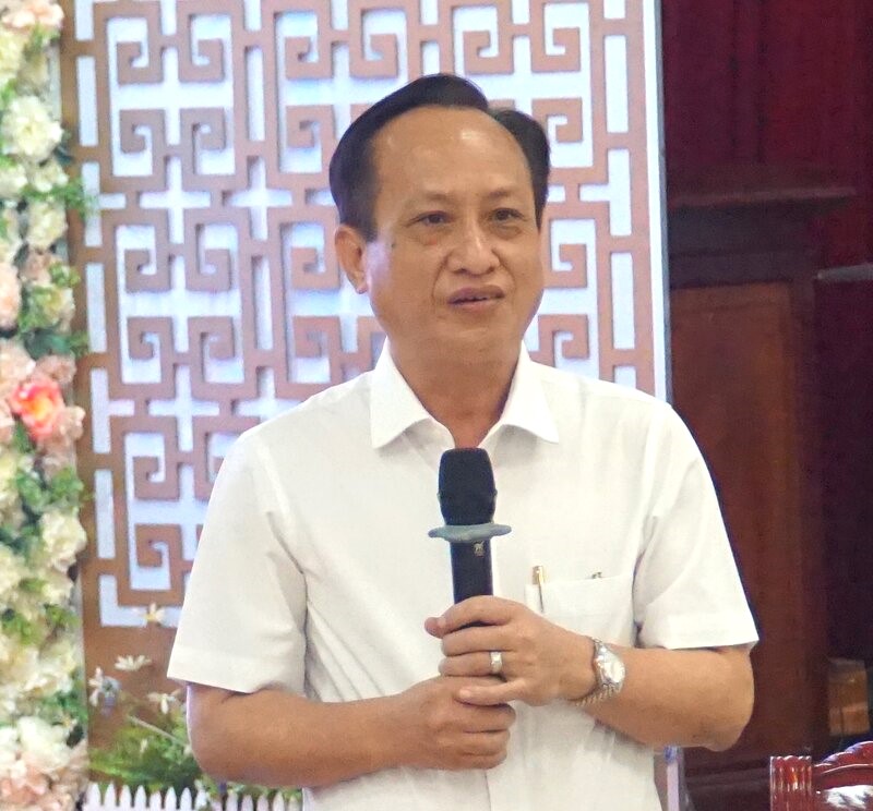 Chủ tịch UBND tỉnh Bạc Liêu Phạm Văn Thiều trả lời các doanh nhân tại buổi cà phê cùng doanh nghiệp. Ảnh: Nhật Hồ