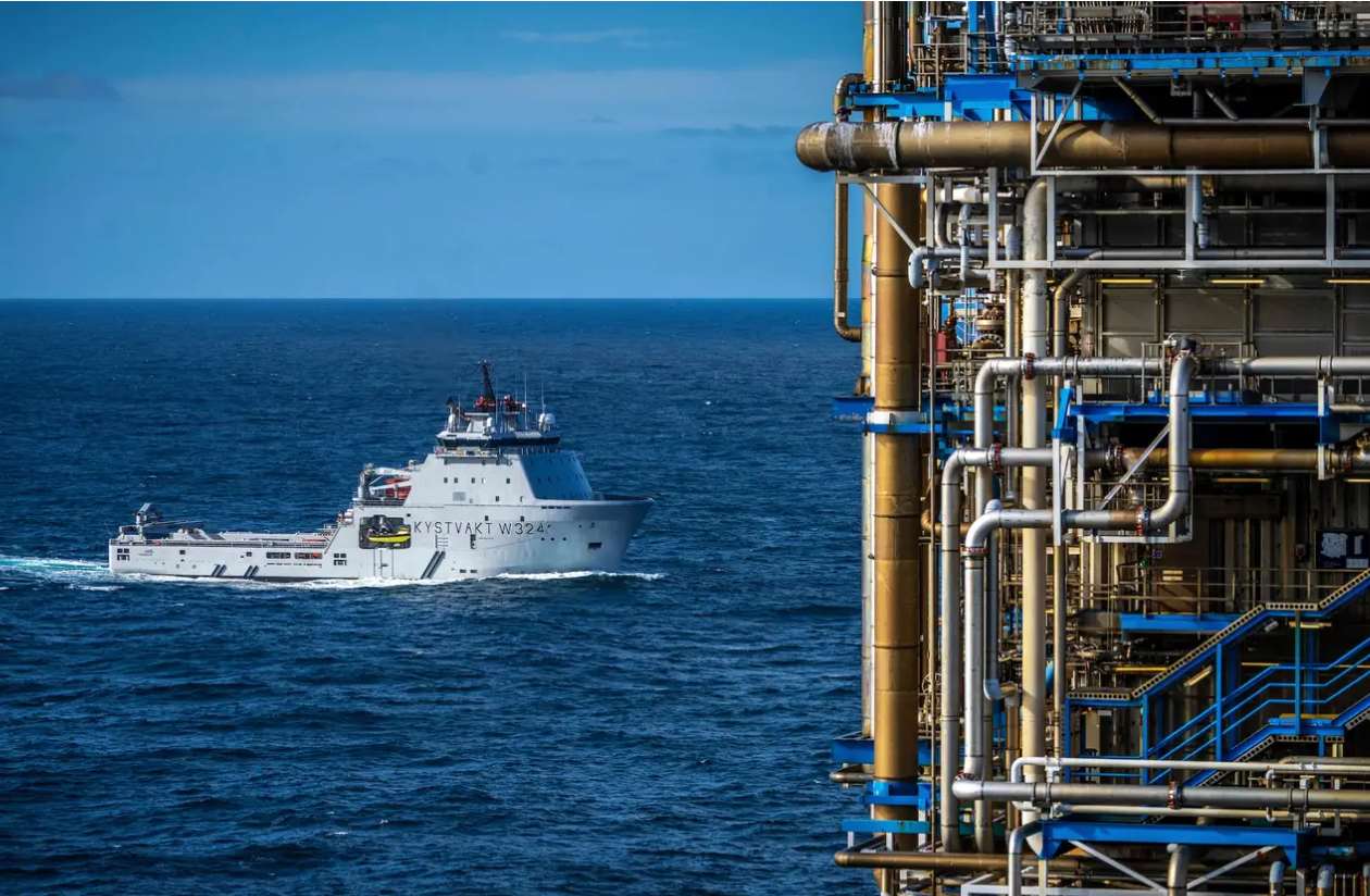 Tàu Cảnh sát biển Na Uy tuần tra xung quanh một giàn khoan khí đốt ngoài khơi, tháng 10.2022. Ảnh: Thông tấn xã Na Uy