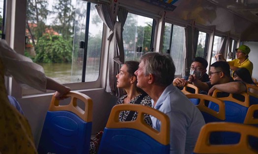 Trải nghiệm du lịch sông nước tại TPHCM với Water bus. Ảnh: Lý Linh