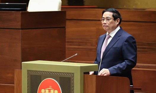 Thủ tướng Chính phủ Phạm Minh Chính trình bày Nghị quyết 42-NQ/TW Hội nghị Trung ương 8 khóa XIII. Ảnh: T.Vương
