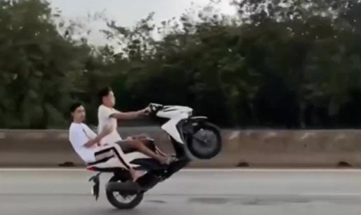 Hai thanh niên bốc đầu xe môtô trên Quốc lộ 51B. Ảnh cắt từ clip