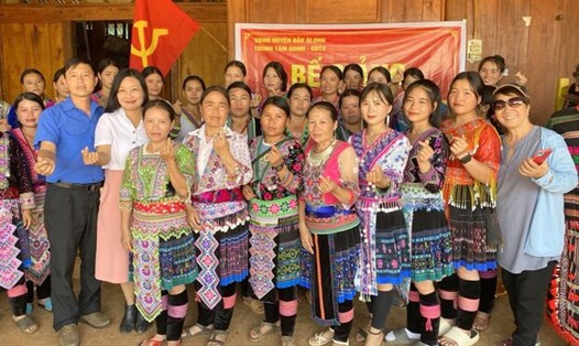 Các học viên ở huyện Đắk Glong phấn khởi tham gia khóa đào tạo nghề dệt thổ cẩm được tổ chức trên địa bàn. Ảnh: Bảo Lâm