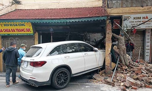 Xe Mercedes đâm đổ tường ngôi nhà cổ. Ảnh: Thế Kỷ