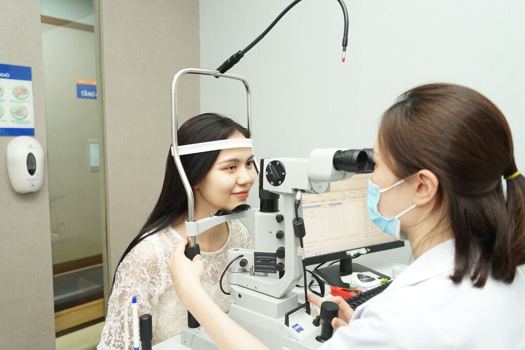 Hoa hậu Lương Kỳ Duyên lựa chọn tháo kính làm đẹp bằng phương pháp SMILE pro tại DND. Ảnh: Bệnh viện DND cung cấp