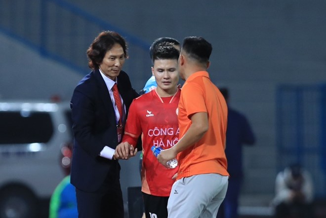 Quang Hải ghi bàn, ông Gong Oh-kyun vẫn thua trận ra mắt V.League