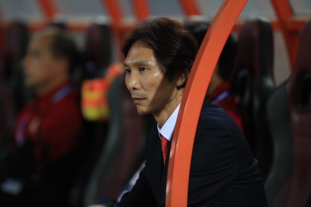 Huấn luyện viên Gong Oh-kyun đối mặt với khả năng thất bại ở trận ra mắt V.League. Ảnh: Nguyễn Cường