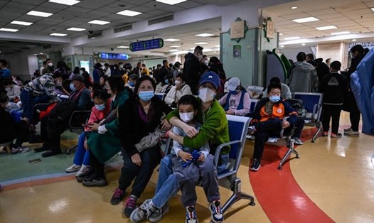 Khu ngoại trú tại bệnh viện nhi ở Bắc Kinh, Trung Quốc ngày 23.11.2023. Ảnh: AFP