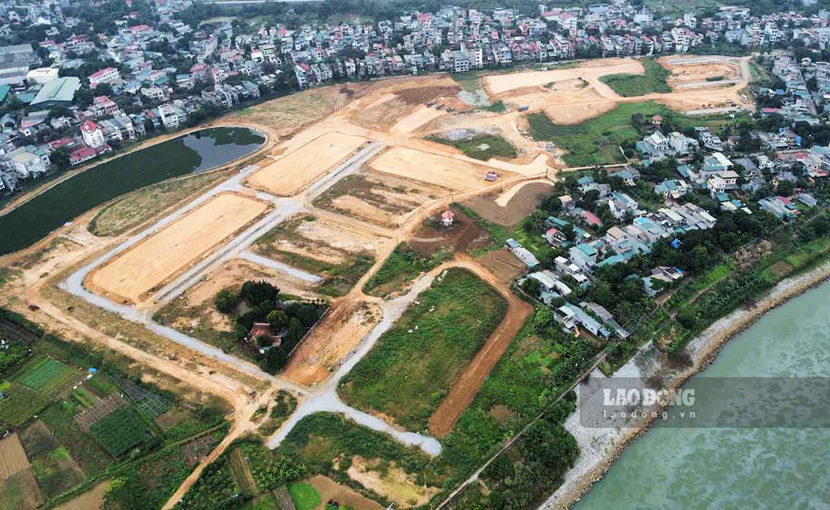Dự án Khu đô thị mới bên bờ sông Lô do Công ty cổ phần Tập đoàn Sơn Phúc làm chủ đầu tư, nằm toạ lạc cạnh cầu Tình Húc (phường Hưng Thành) cũng là một trong số các dự án khu đô thị trăm tỉ dang dở tại TP Tuyên Quang.