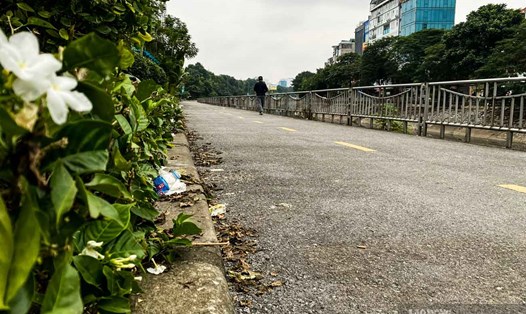 Dự kiến tuyến đường đi bộ bên sông Tô Lịch sẽ được cải tạo thành làn đường dành cho xe đạp đi hai chiều rộng 3m, 1m còn lại dành cho người đi bộ. Ảnh: Vĩnh Hoàng