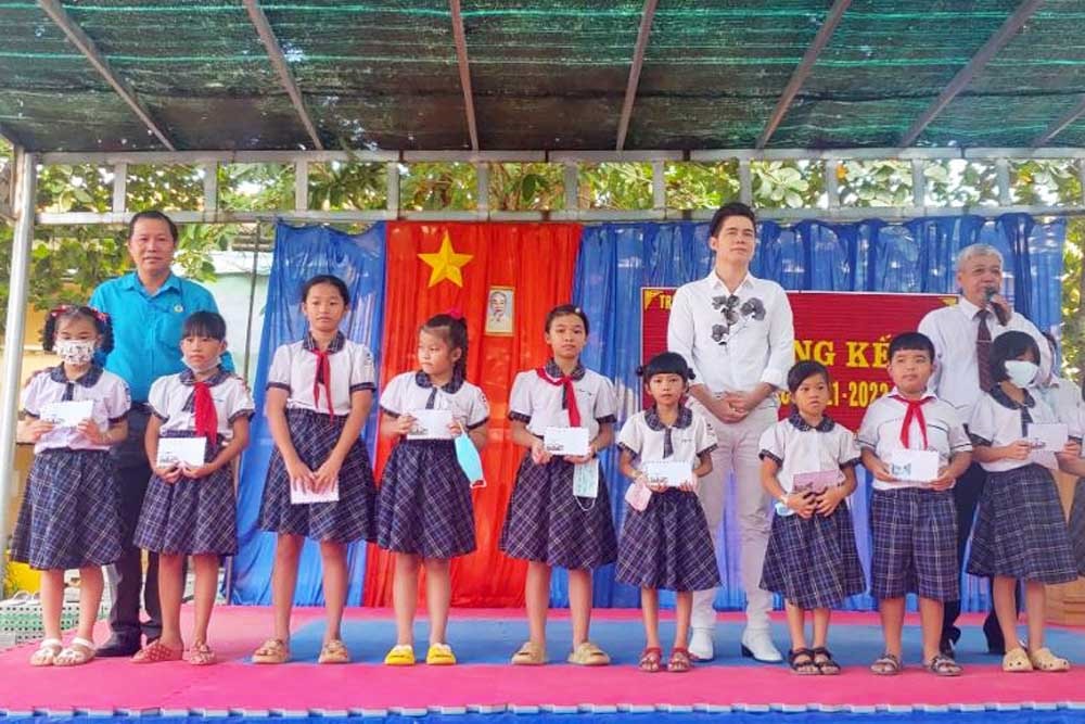 CĐCS Công ty Shilla Bags quan tâm chăm sóc học sinh nhỏ là con người lao động. Ảnh: Kỳ Quan