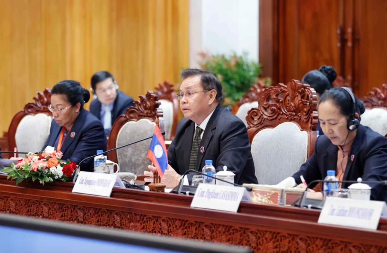 Chủ tịch Quốc hội Lào (giữa) phát biểu tại hội đàm. Ảnh: TTXVN