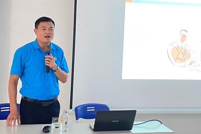 Ông Nguyễn Đình Thắng - Chủ tịch Công đoàn Các KCN-CX Nội tuyên truyền kỹ năng hoạt động công đoàn tới các cán bộ công đoàn. Ảnh: CĐKCNHN