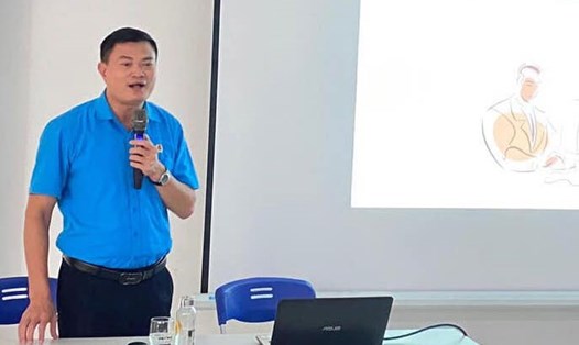 Ông Nguyễn Đình Thắng - Chủ tịch Công đoàn Các KCN-CX Nội tuyên truyền kỹ năng hoạt động công đoàn tới các cán bộ công đoàn. Ảnh: CĐKCNHN