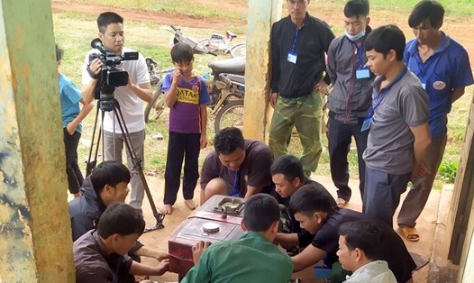 Các học viên tham gia lớp đào tạo nghề Sửa chữa máy nông nghiệp do Trung tâm Giáo dục nghề nghiệp - Giáo dục thường xuyên huyện Krông Nô tổ chức. Ảnh: Bảo Lâm