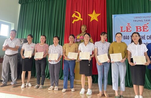 Trung tâm Giáo dục nghề nghiệp - Giáo dục thường xuyên huyện Krông Nô trao giấy chứng nhận đào tạo nghề cho các học viên. Ảnh: Bảo Lâm