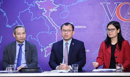 Ông Phan Đức Hiếu - Ủy viên Thường trực Ủy ban Kinh tế của Quốc hội (bên trái) và bà Nguyễn Ngọc Anh - Tổng Giám đốc Công ty Quản lý Quỹ SSI. Ảnh: VGP
