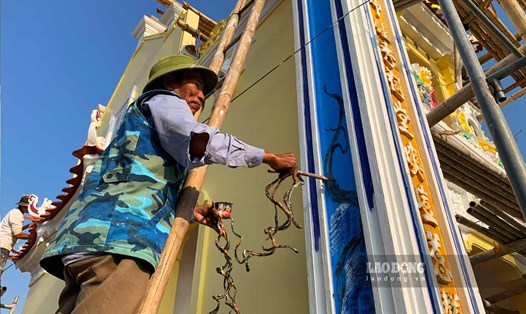 Người đàn ông làm thợ sơn có bộ móng tay kỳ quái dài cả mét ở Nam Định. Ảnh: Lương Hà