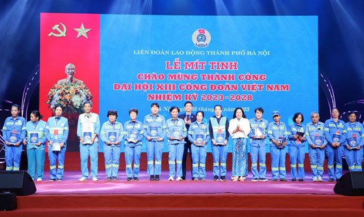 Các Phó Chủ tịch Tổng LĐLĐVN Ngọ Duy Hiểu, Thái Thu Xương trao quà từ Đại hội cho 20 đoàn viên, công nhân lao động. Ảnh: Mai Quý