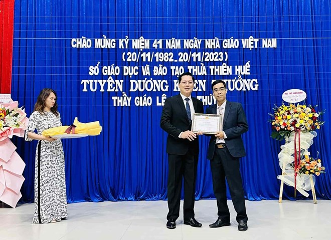 Sở GĐĐT tỉnh Thừa Thiên Huế đã tuyên dương, khen thưởng thầy giáo Lê Ngọc Thùy (phải) vì hành động dũng cảm cứu người. Ảnh: Quảng An.