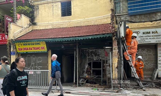 Hiện trường vụ ôtô tông đổ tường nhà cổ trên phố Hàng Bạc. Ảnh: Ngọc Thùy
