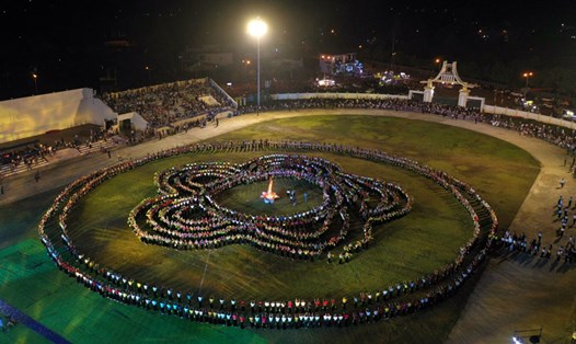 2.023 người trình diễn múa xòe đại đoàn kết tại Lễ hội Mường Lò 2023 ở Yên Bái. Ảnh: Bảo Nguyên