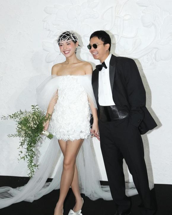 Khánh Linh chọn váy cưới thanh lịch, đơn giản. Ảnh: Facebook nhân vật