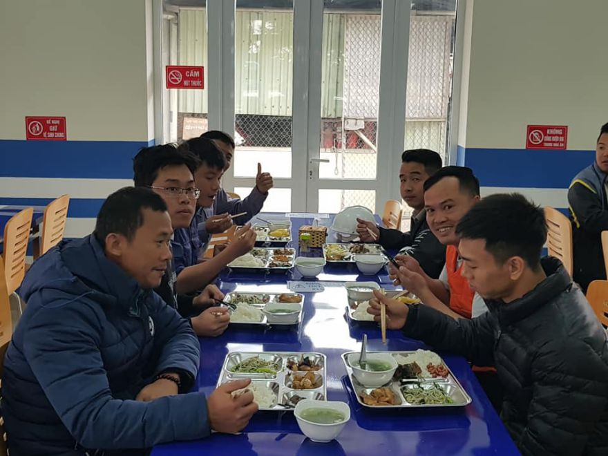 Bữa cơm của công nhân Công ty Cổ phần Cảng Hải Phòng. Ảnh: Minh Hạnh