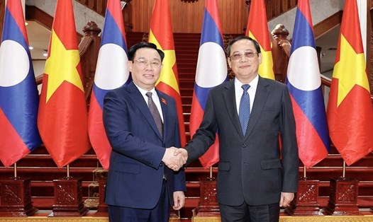 Chủ tịch Quốc hội Vương Đình Huệ và Thủ tướng Chính phủ Lào Sonexay Siphandone. Ảnh: TTXVN