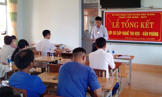 Một buổi đào tạo nghề tin học do Trung tâm Giáo dục nghề nghiệp - Giáo dục thường xuyên do huyện Đắk Glong tổ chức. Ảnh: Bảo Lâm
