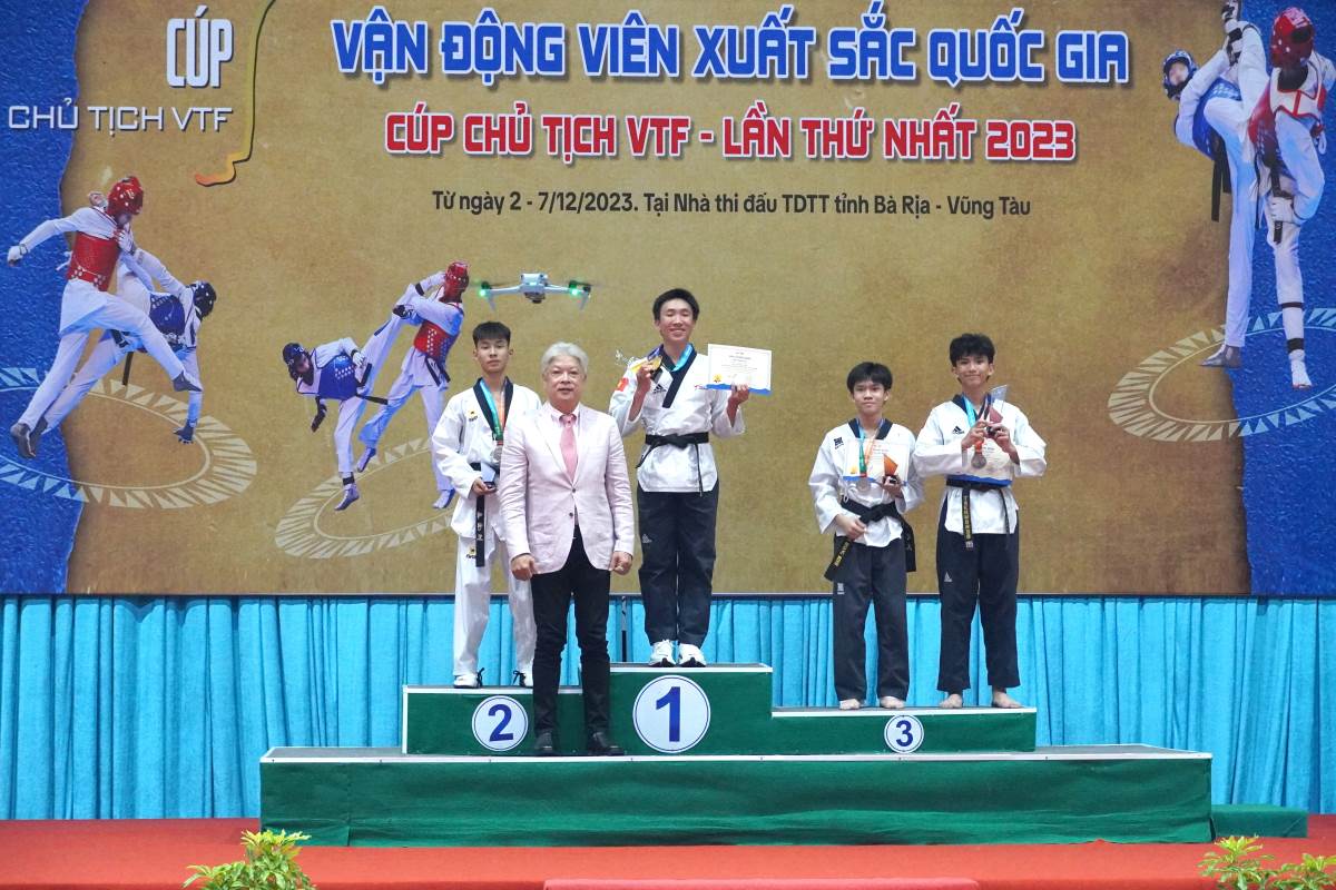 Ông Trương Ngọc Để trao giải cho các võ sĩ đạt thứ hạng cao ở các nội dung thi đấu ngày 4.12. Ảnh: Thành An