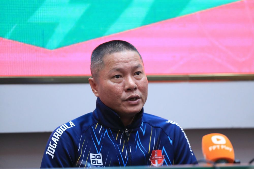 Huấn luyện viên Chu Đình Nghiêm hài lòng về màn trình diễn của các cầu thủ Hải Phòng. Ảnh: Minh Dân