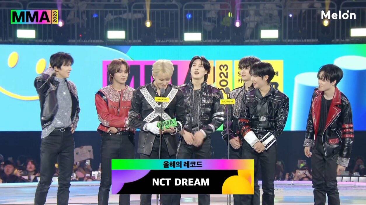 NCT Dream xúc động khi nhận cúp Daesang. Ảnh: Melon