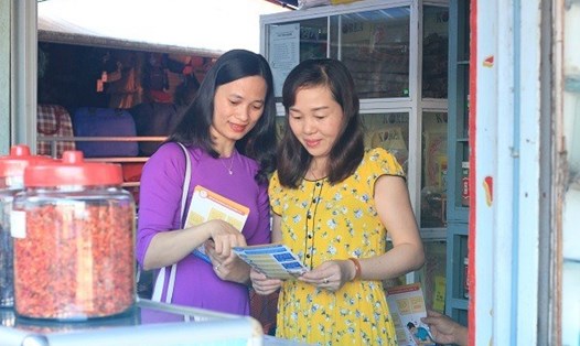 Bảo hiểm xã hội tỉnh Quảng Trị tuyên truyền, vận động người dân tham gia bảo hiểm y tế. Ảnh: Nguyễn Đức