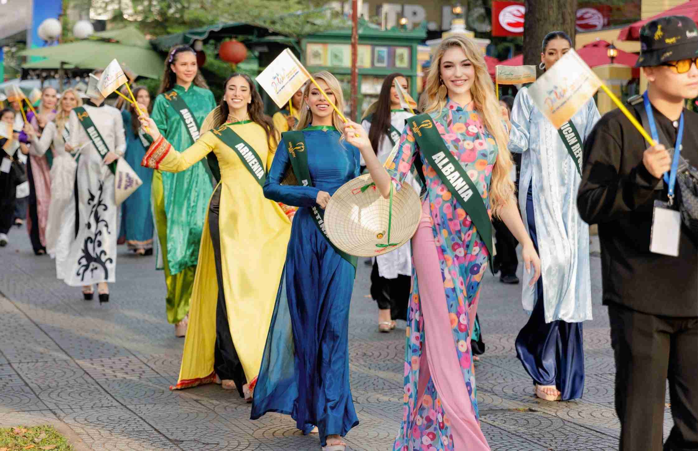Các thí sinh Miss Earth tham gia diễu hành. Ảnh: BTC.