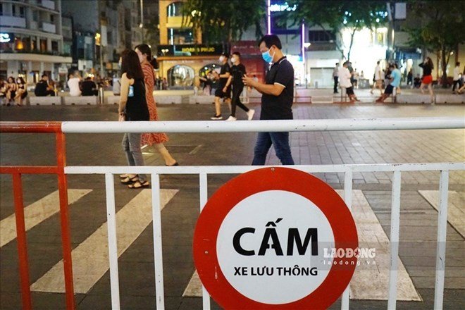 Cấm xe lưu thông vào phố Nguyễn Huệ tối 5 và 6.12. Ảnh: Thanh Chân 
