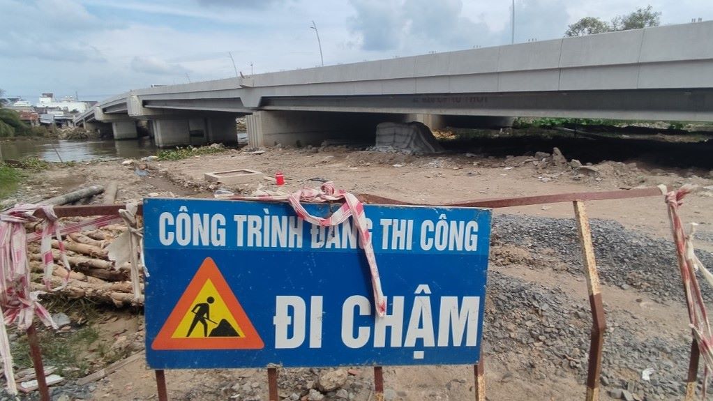 Ông Nguyễn Trung Nghĩa - Chủ tịch UBND huyện Phong Điền cho biết, đơn nguyên 2 cầu Tây Đô đang vào giai đoạn nước rút, hoàn thành một số hạng mục như lắp lan can cầu, thi công đường dẫn hai đầu cầu.