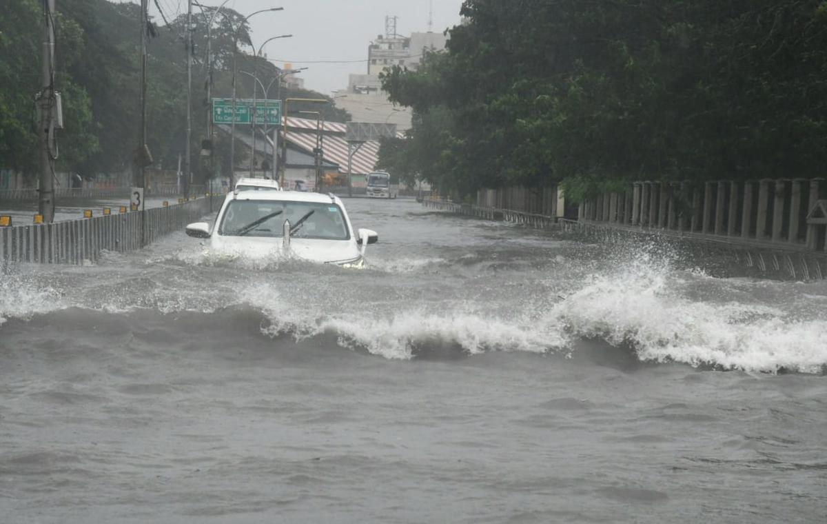 Mưa lớn gây lũ lụt ở Chennai. Ảnh: PTI