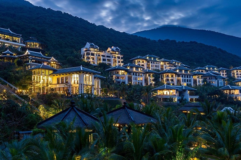 InterContinental Danang Sun Peninsula Resort là một trong 2 khu nghỉ dưỡng của Đà Nẵng được vinh danh tại World Travel Awards 2023. Resort lần thứ 4 liên tiếp được vinh danh ở hạng mục “Khu nghỉ dưỡng xanh hàng đầu thế giới“. Ảnh: 