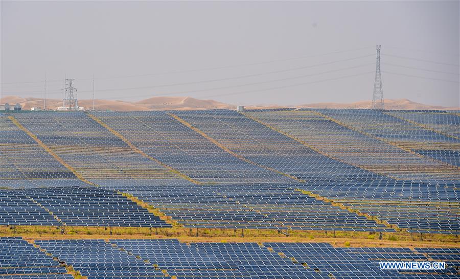 Một cơ sở quang điện ở sa mạc Kubuqi thuộc khu tự trị Nội Mông phía bắc Trung Quốc. Sa mạc Kubuqi nằm ở cao nguyên Ordos, có diện tích khoảng 18.600 km2. Ảnh minh họa. Ảnh: Xinhua