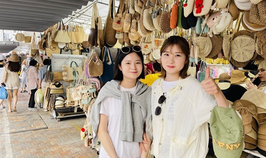 Du khách Hàn Quốc tham quan, mua sắm tại chợ Hàn, TP Đà Nẵng. Ảnh: Mai Hương